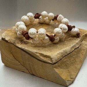 Elegant Pearl Bracelet with Brown Accents